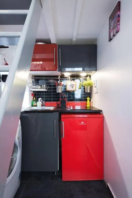 Ideal For Exploring Paris On Foot 0*,